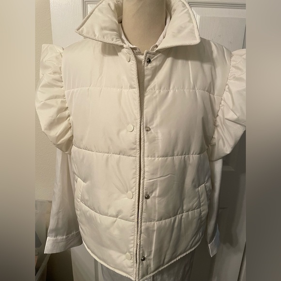 NWT Black Ruffled sleeveless collared Puffy Vest Coat one size, puffer coat - Picture 2 of 6